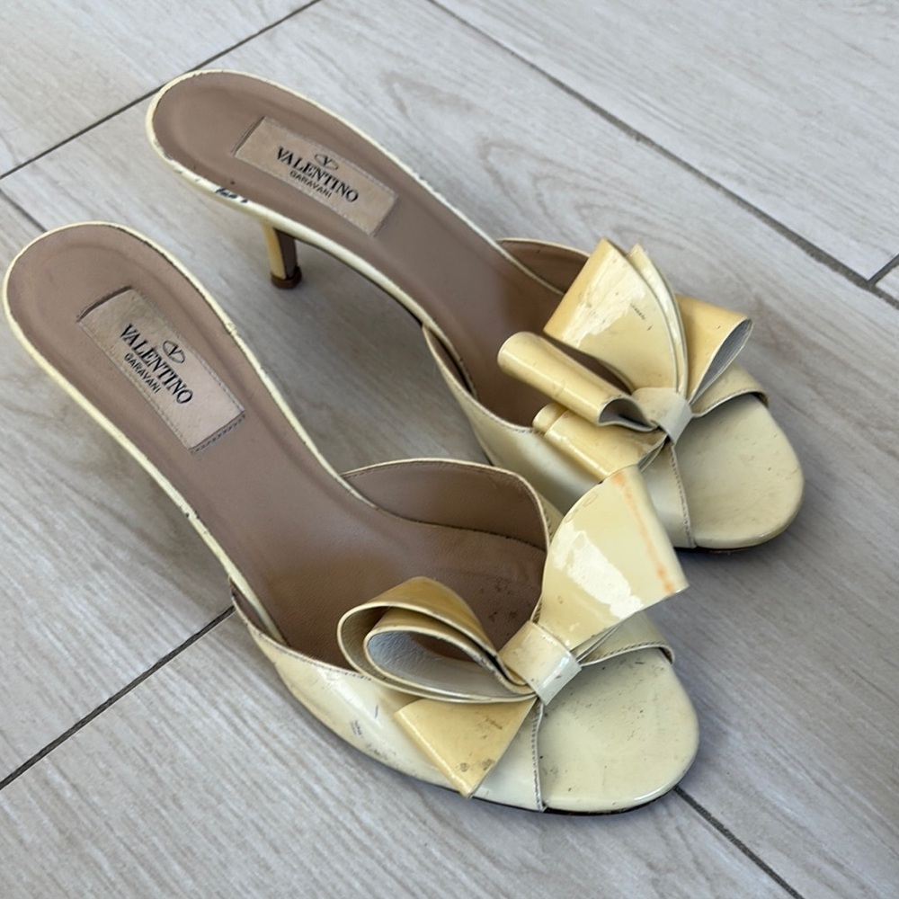 Valentino Garavani Cream Heels with Bow Detail